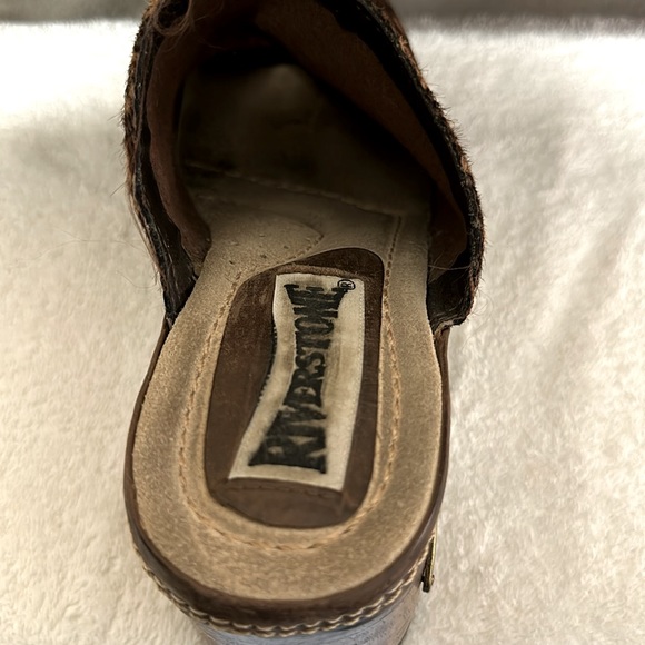 Riverstone size 8 Animal print slip on clogs. - Picture 10 of 11